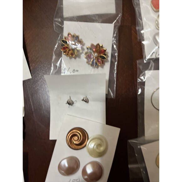 VTG. LOT OF 27 PAIRS EARRINGS Hoops, Dangles, Posts, And More - Picture 5 of 10